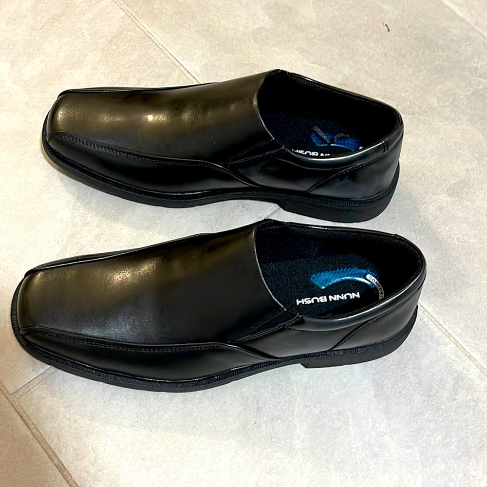 Men’s dress shoes, never worn, genuine leather, with comfort gel in the heel.